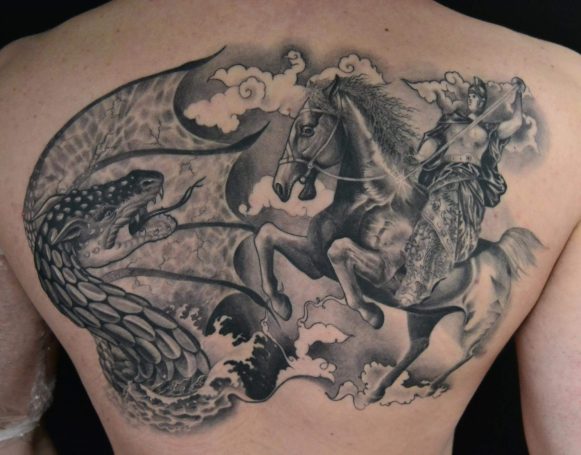 Tatouage Saint-Georges et le Dragon sur dos de style graphique noir et gris réalisé par Beji, Lyon